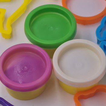 Plastilina, 3 cutii, forme si accesorii, verde alb si rosu