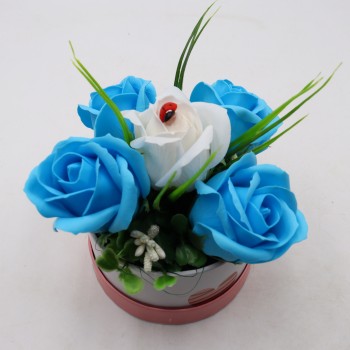 Aranjament Floral, Cutie Trandafiri,  4 Trandafiri Albastri din Sapun si unul Alb