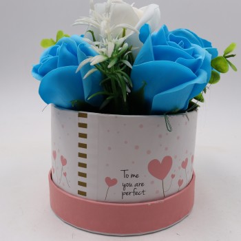 Aranjament Floral, Cutie Trandafiri,  4 Trandafiri Albastri din Sapun si unul Alb