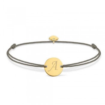 Állítható karkötő, kerek érmével és szívvel, arany színű, A betűvel gravírozva, szürke zsinórral