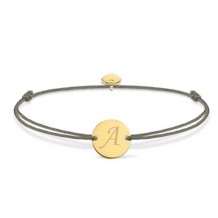 Állítható karkötő, kerek érmével és szívvel, arany színű, A betűvel gravírozva, szürke zsinórral