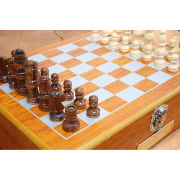 Sticla cu 4 Pahare, Cutie Speciala Sah, Piese Sah Incluse, Sticla