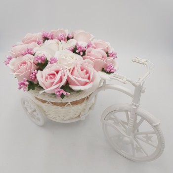 Aranjament floral trandafiri "Bicicleta cu flori zambarete", flori de sapun, Dalimag, 30x17x15 cm
