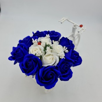 Aranjament floral trandafiri "Bicicleta cu flori zambarete", flori de sapun, albastru cu alb, 30x17x15 cm