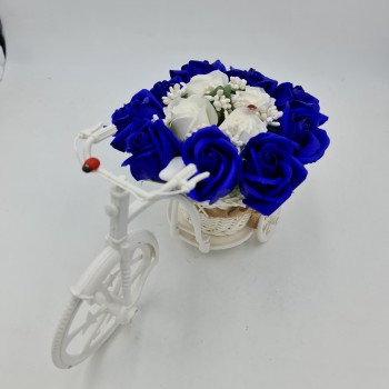 Aranjament floral trandafiri "Bicicleta cu flori zambarete", flori de sapun, albastru cu alb, 30x17x15 cm