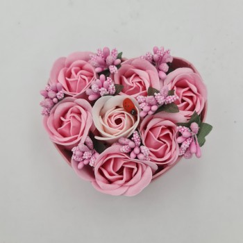Aranjament floral 7 trandafirii cutie inima , flori de sapun, roz, alb, 11x9x6 cm
