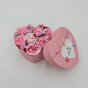 Aranjament floral 7 trandafirii cutie inima , flori de sapun, roz, alb, 11x9x6 cm