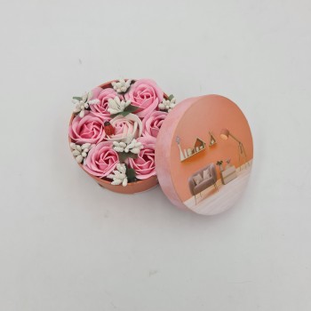 Aranjament floral 7 trandafiri cutie rotunda, flori de sapun, rosu, 11x9x6 cm