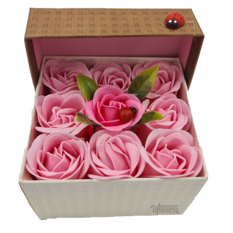 Aranjament floral 9 trandafiri sapun in cutie, roz
