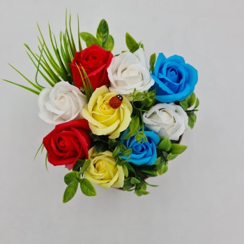 Különleges virágkompozíció 9 rózsával, szappanvirágokkal, katicabogárral, 15x15x15 cm