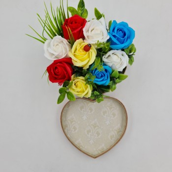 Különleges virágkompozíció 9 rózsával, szappanvirágokkal, katicabogárral, 15x15x15 cm