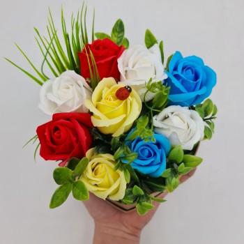 Különleges virágkompozíció 9 rózsával, szappanvirágokkal, katicabogárral, 15x15x15 cm