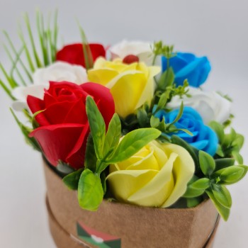 Különleges virágkompozíció 9 rózsával, szappanvirágokkal, katicabogárral, 15x15x15 cm