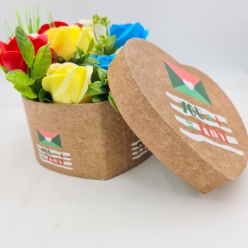 Különleges virágkompozíció 9 rózsával, szappanvirágokkal, katicabogárral, 15x15x15 cm