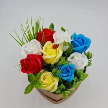 Különleges virágkompozíció 9 rózsával, szappanvirágokkal, katicabogárral, 15x15x15 cm